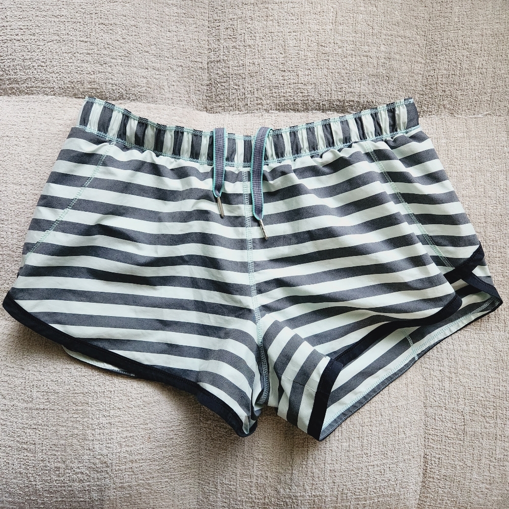 Lululemon Size 8 Mint Moment Sea Stripe Shorts